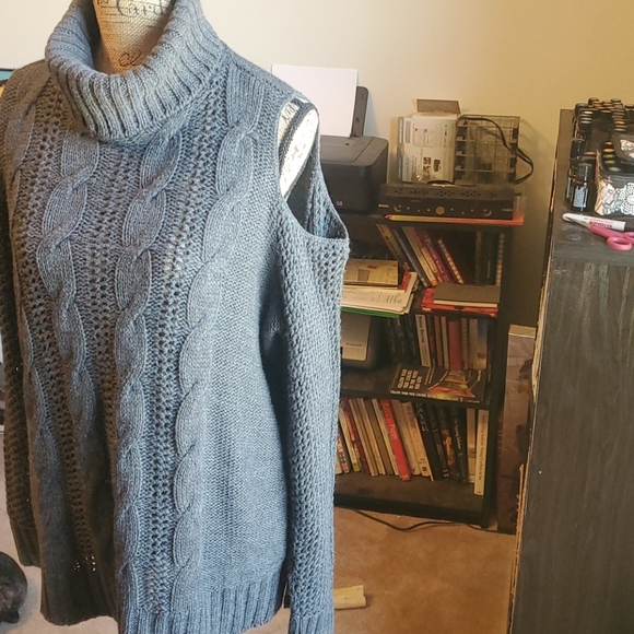 American Eagle Outfitters cold shoulder sweater - Picture 3 of 16